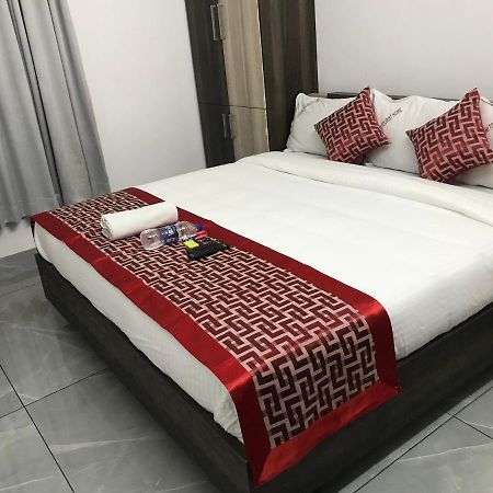 Lakshmi Tourist Home กูรูวาเยอร์ ภายนอก รูปภาพ