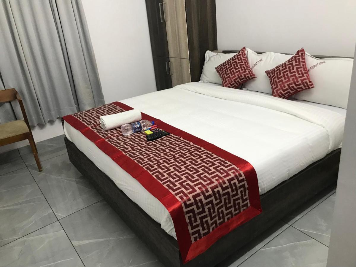 Lakshmi Tourist Home กูรูวาเยอร์ ภายนอก รูปภาพ