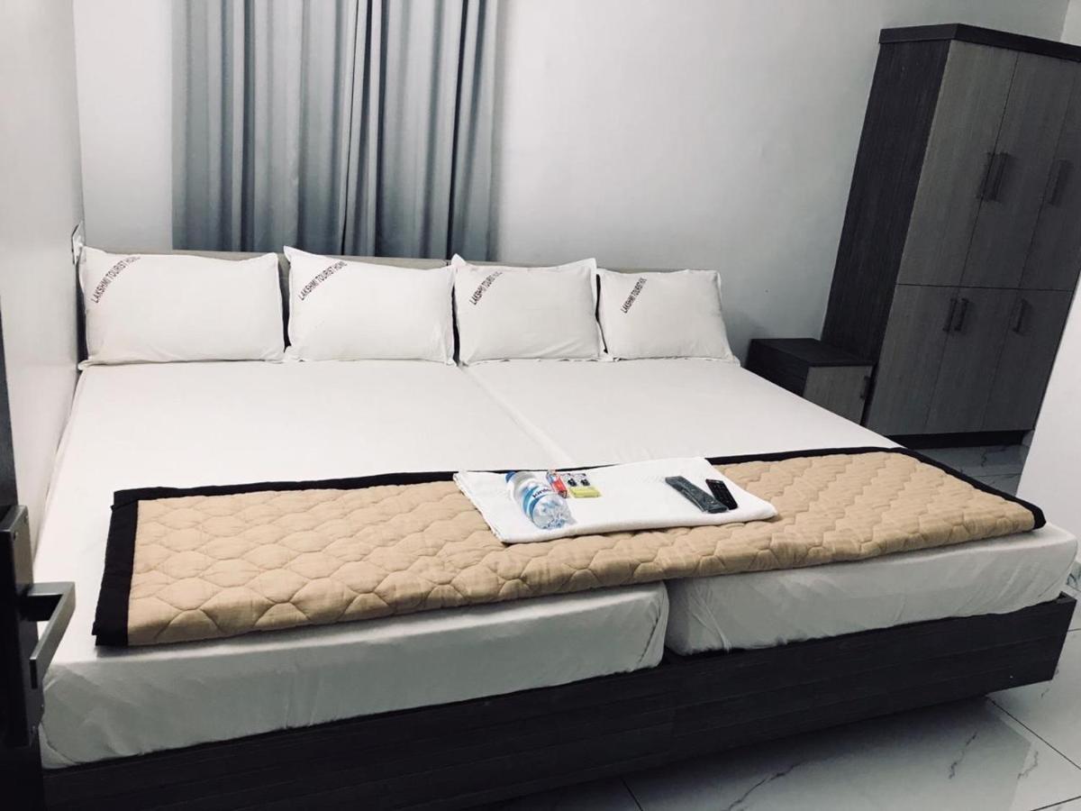 Lakshmi Tourist Home กูรูวาเยอร์ ภายนอก รูปภาพ
