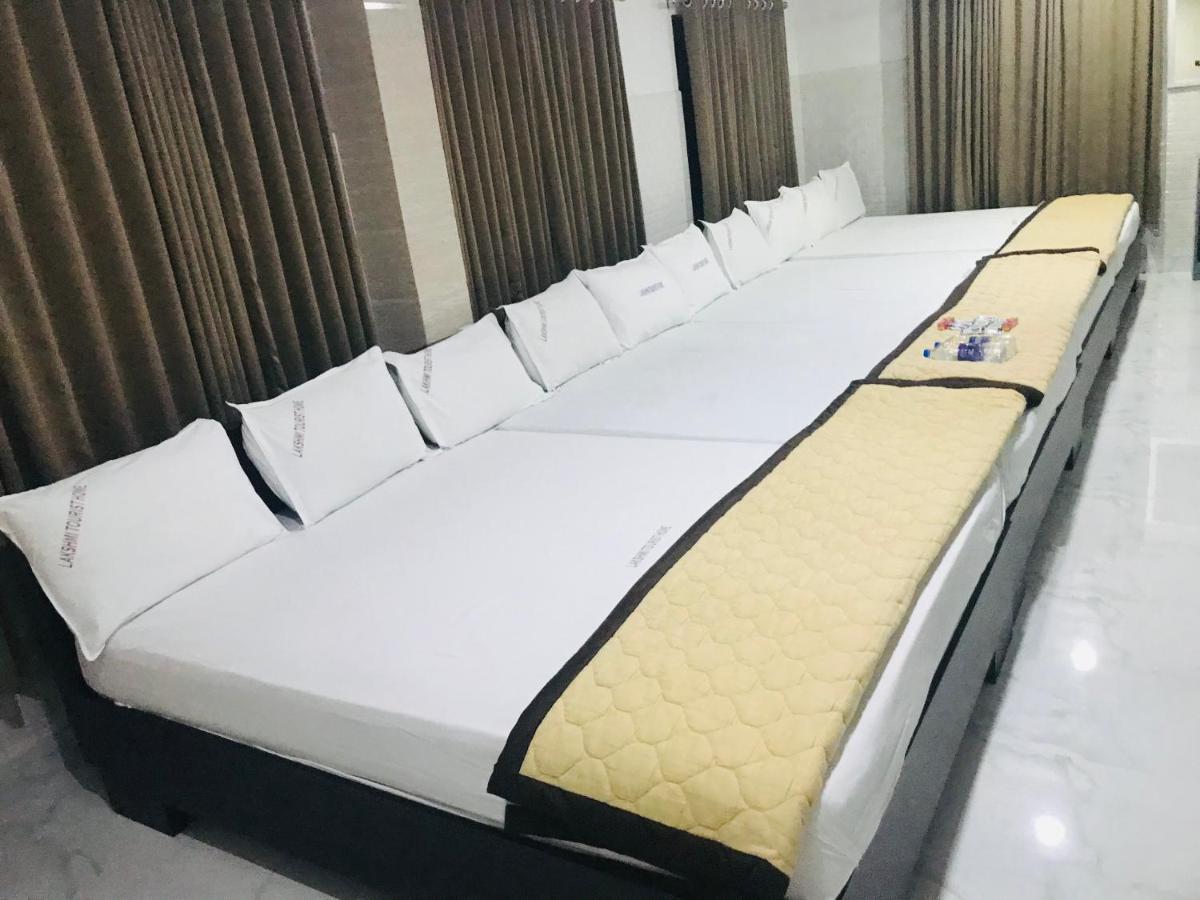 Lakshmi Tourist Home กูรูวาเยอร์ ภายนอก รูปภาพ