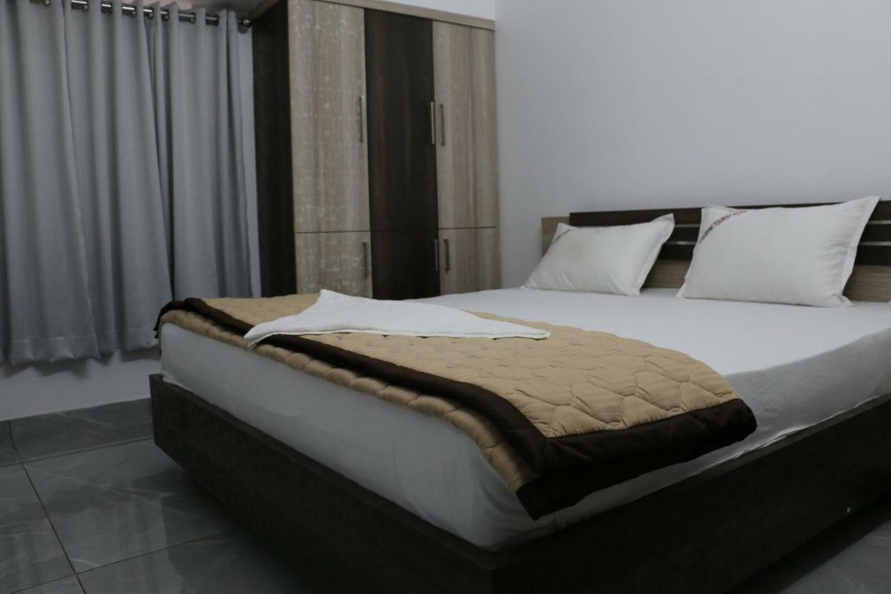 Lakshmi Tourist Home กูรูวาเยอร์ ภายนอก รูปภาพ