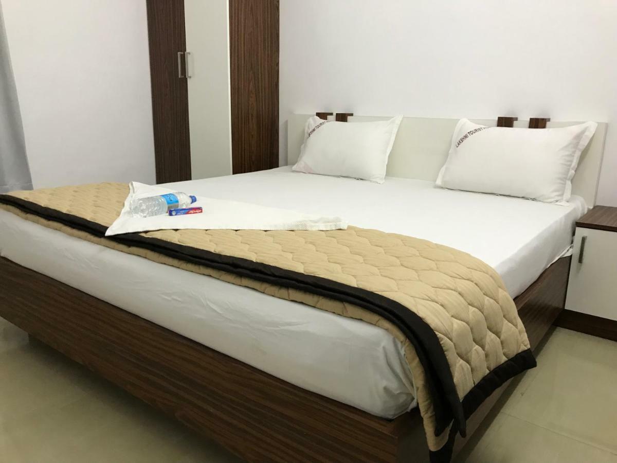 Lakshmi Tourist Home กูรูวาเยอร์ ภายนอก รูปภาพ