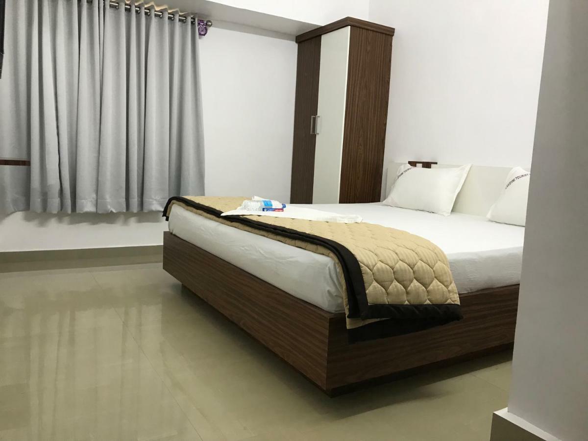 Lakshmi Tourist Home กูรูวาเยอร์ ภายนอก รูปภาพ