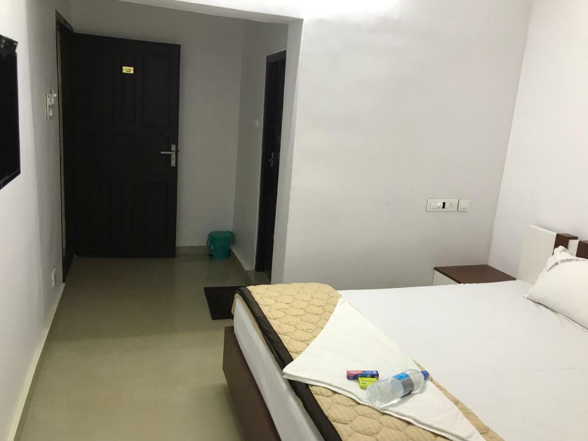 Lakshmi Tourist Home กูรูวาเยอร์ ภายนอก รูปภาพ